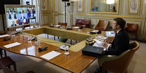 τηλεδιασκεψη μακρον 