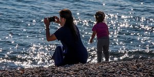 μανα παιδι φωτογραφιζουν θαλασσα
