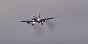 Το αεροπλάνο που μετέφερε την αποστολή της Σίτι πίσω στην Αγγλία