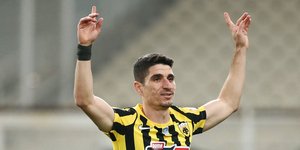Ο Πέτρος Μάνταλος πανηγυρίζει