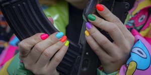 Στη Μαριούπολη εκπαιδεύονται στα όπλα και οι γυναίκες