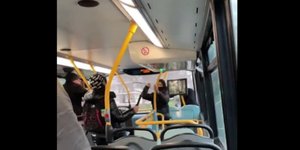 Σοκαριστικό βίντεο με ένοπλη μάχη εφήβων σε λεωφορείο του Λονδίνου