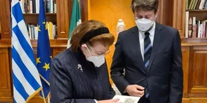 Η υπουργός Πολιτισμού Λίνα Μενδώνη με τον Ιταλό ομόλογό της