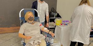Η αναπληρώτρια υπουργός Υγείας Μίνα Γκάγκα, δίνει αίμα στην εθελοντική αιμοδοσία στο Σύνταγμα