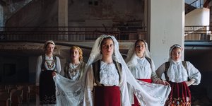 γυναίκες με παραδοσιακές φορεσιές 