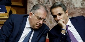 Κυριάκος Μητσοτάκης και Τάκης Θεοδωρικάκος στη Βουλή