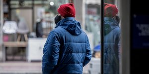 μπλε μπουφαν κοκκινο σκουφι