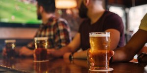 Φίλαθλοι παρακολουθούν πίνοντας μπύρα