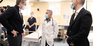 Ο Κυριάκος Μητσοτάκης στο νοσοκομείο Ικαρίας