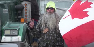 Συνεχίζουν τις κινητοποιήσεις τους κατά των υγειονομικών μέτρων οι φορτηγατζήδες στον Καναδά