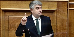 Ο Οδυσσέας Κωνσταντινόπουλος στο βήμα της Βουλής