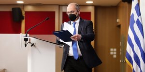 οικονομου φτιαχνει χαρτια