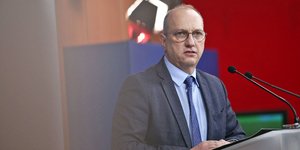 Γιάννης Οικονόμου κοκκινος τοιχος