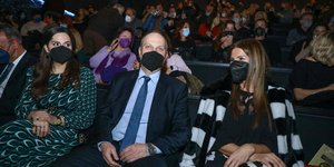 Ο κυβερνητικός εκπρόσωπος Γιάννης Οικονόμου στο θέατρο