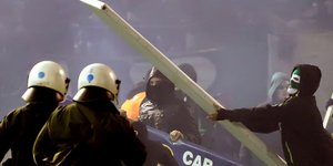 Οπαδός με κουκούλα χτυπά αστυνομικούς 