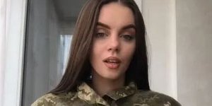 Μια εντυπωσιακή Ουκρανή χορεύει φορώντας τη στρατιωτική στολή της