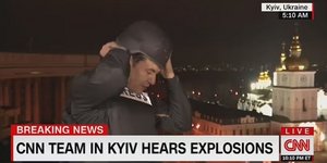Ο δημοσιογράφος του CNN βάζει το κράνος του αμέσως μετά τις πρώτες εκρήξεις στο Κίεβο