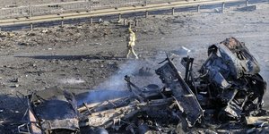 Ουκρανός περνά δίπλα από κατεστραμμένο στρατιωτικό όχημα στο Κίεβο