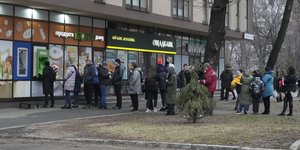Ουκρανία: Κόσμος κάνει ουρά μπροστά στα ATM στο Κίεβο