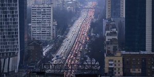 Πολίτες εγκαταλείπουν το Κίεβο της Ουκρανίας μετά την ανακοίνωση της ρωσικής επίθεσης