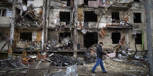 Άνδρας περνά μέσα από συντρίμμια στο Κίεβο