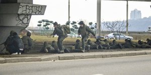 Ουκρανοί στρατιώτες με το δάχτυλο στη σκανδάλη στο Κίεβο