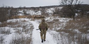 Ουκρανός στρατιώτης περιπολεί κοντά στα σύνορα με τη Ρωσία