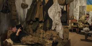 Ουκρανός στρατιώτης, κοντά στα σύνορα, σε στιγμή ανάπαυσης ενημερώνεται για τις εξελίξεις 