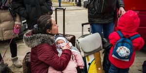 Ουκρανή φαίνεται να κρατά το μωρό της αφού διέσχισε τα σύνορα στη Medyka