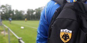 Παίκτης της ΑΕΚ σε γήπεδο κουβαλά τσάντα με το σήμα της ομάδας