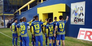Παίκτες του Παναιτωλικού δείχνουν το εικαστικό για τον Άλκη