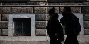παραθυρο δυο σκιες