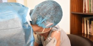 Πάτρα, εμβολιασμός σε ηλικιωμένο