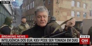 Ο πρώην πρόεδρος της Ουκρανίας, Πέτρο Ποροσένκο, με καλάσνικοφ στα χέρια του