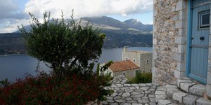 πετροχτιστα μπλε πορτα