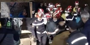 Η στιγμή που μεταφέρεται ο 5χρονος στο ασθενοφόρο