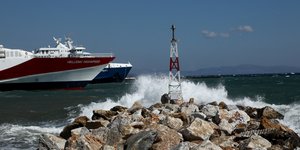 πλοια κυμα βραχια