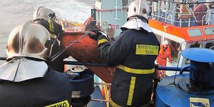 Οι πυροσβέστες μεταφέρουν τη σορό του άτυχου άνδρα
