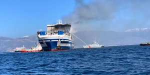 Συνεχίζει να καίει η φωτιά στο πλοίο