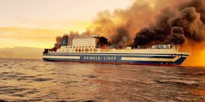 Το πλοίο «Euroferry Olympia» καίγεται από άκρη σε άκρη 
