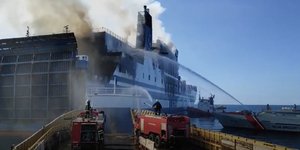 Η μάχη των πυροσβεστών στο φλεγόμενο πλοίο