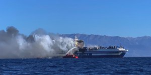 Συνεχίζεται η μάχη με τις φλόγες στο πλοίο Euroferry Olympia