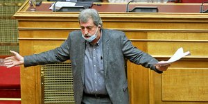 Ο Πολάκης έξαλλος στο βήμα της βουλής