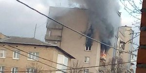 Η πολυκατοικία που χτυπήθηκε από πύραυλο