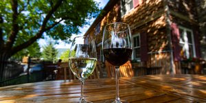 ποτηρι λευκο κοκκινο κρασι 