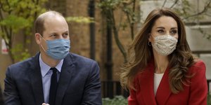 Ο Πρίγκιπας Γουίλιαμ και η Κέιτ Μίντλετον με μάσκες