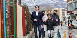 Ο πρόεδρος της Βόρειας Μακεδονίας συνόδευσε μια 11χρονη με σύνδρομο Down στο σχολείο της 