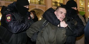 Συλλλήψεις σε αντιπολεμικές διαδηλώσεις στη Ρωσία