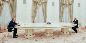 Ο Πούτιν με τον Σολτς στο γνώριμο μακρύ τραπέζι