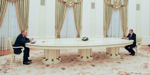 Η... αγάπη του Πούτιν στα μακριά τραπέζια